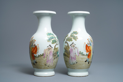 Une paire de vases en porcelaine de Chine famille rose, marque de Qianlong, R&eacute;publique