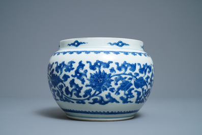 Un bol en porcelaine de Chine en bleu et blanc &agrave; d&eacute;cor de rinceaux de lotus, Kangxi