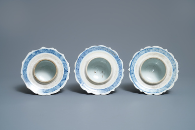 Une grande garniture de cinq vases en porcelaine de Chine en bleu et blanc &agrave; d&eacute;cor floral, Kangxi
