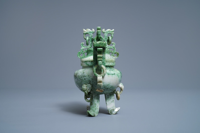 Een Chinese jade&iuml;et wierookbrander met deksel op houten sokkel, Republiek