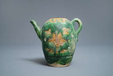 Une verseuse en gr&egrave;s porcelaineux &agrave; couverte sancai &agrave; d&eacute;cor incis&eacute;, Liao (916-1125)