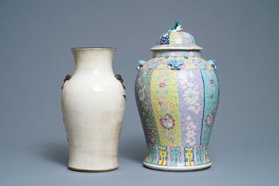 Deux vases en porcelaine de Chine famille rose et bleu et blanc sur fond craquel&eacute;, 19&egrave;me