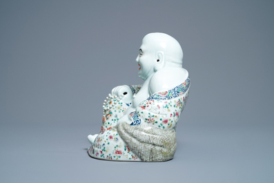 Une figure de Bouddha en porcelaine de Chine famille rose, marque en creux, 19/20&egrave;me