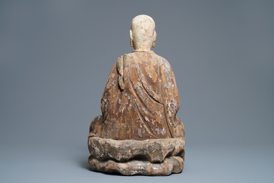 Une grande figure d'un moine bouddhiste en bois peint, Chine, Ming