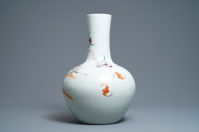 Un vase en porcelaine de Chine famille rose &agrave; d&eacute;cor de p&ecirc;ches, marque de Qianlong, 19&egrave;me