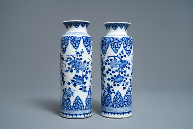 Une paire de vases de forme rouleau en porcelaine de Chine en bleu et blanc, Kangxi