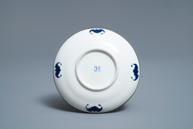 Un bol couvert et son pr&eacute;sentoir en porcelaine de Chine 'Bleu de Hue' pour le Vietnam, 19&egrave;me