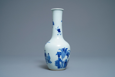 A Chinese blue and white bottle vase with go-players, 19/20th C.