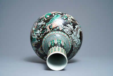 A Chinese famille verte black-ground 'war scene' vase, 19th C.