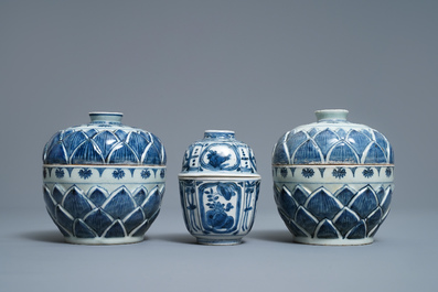 Drie Chinese blauw-witte dekselkommen, Wanli