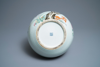 Un vase en porcelaine de Chine famille rose &agrave; d&eacute;cor de p&ecirc;ches, marque de Qianlong, 19&egrave;me