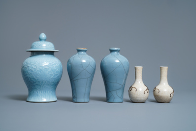 Cinq vases en porcelaine de Chine bleu lavende monochrome et craquel&eacute;, 19/20&egrave;me