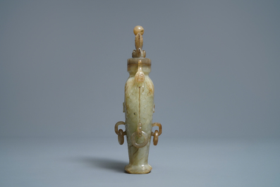 Een Chinese jade 'twin fish' vaas en een model van een hond in roestkeurige jade, 19/20e eeuw