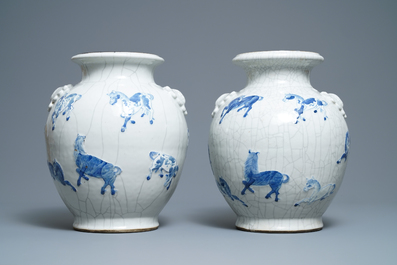 Une paire de vases en porcelaine de Chine en bleu et blanc dite 'de Nankin', 19&egrave;me