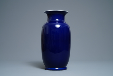 Un vase en porcelaine de Chine bleu monochrome, 19&egrave;me