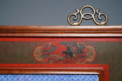 Une grande plaque en porcelaine de Chine famille rose dans un cadre en bois laqu&eacute;, 19&egrave;me