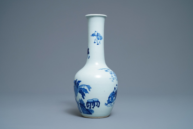 A Chinese blue and white bottle vase with go-players, 19/20th C.