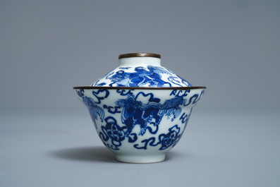 Un bol couvert et son pr&eacute;sentoir en porcelaine de Chine 'Bleu de Hue' pour le Vietnam, 19&egrave;me