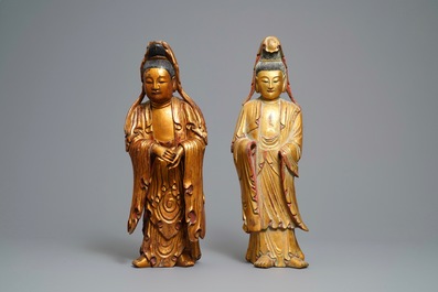 Twee grote Chinese vergulde en gelakte houten figuren van Guanyin, 18/19e eeuw