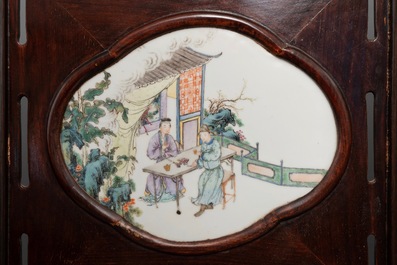 Un paravent en bois orn&eacute; de plaques en porcelaine de Chine famille rose, R&eacute;publique