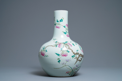 Un vase en porcelaine de Chine famille rose &agrave; d&eacute;cor de p&ecirc;ches, marque de Qianlong, 19&egrave;me