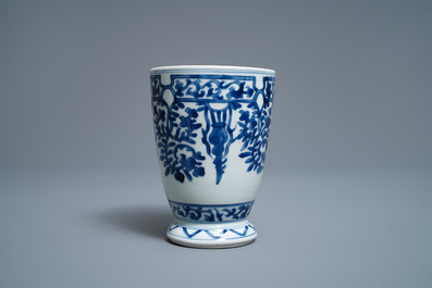Een Chinese blauw-witte beker naar Europees zilveren model, Kangxi
