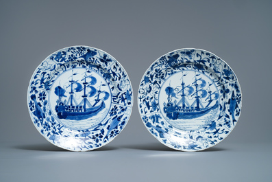 Six plats en porcelaine de Chine en bleu et blanc &agrave; d&eacute;cor de navires du VOC, Kangxi