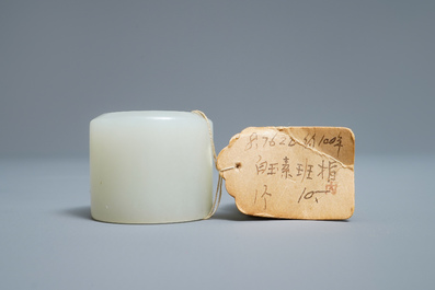 Een Chinese boogschuttersring in witte jade, Qing