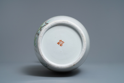 A Chinese qianjiang cai vase with figures and birds, 19/20th C.