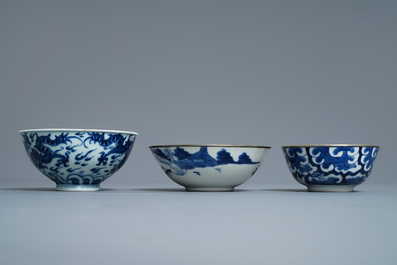 Een gevarieerde collectie Chinees 'Bleu de Hue' porselein voor de Vietnamese markt, 19e eeuw