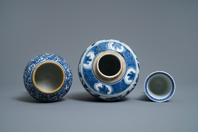 Deux pots et une timbale en porcelaine de Chine en bleu et blanc, Kangxi/Yongzheng