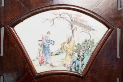 Un paravent en bois orn&eacute; de plaques en porcelaine de Chine famille rose, R&eacute;publique