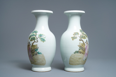 Une paire de vases en porcelaine de Chine famille rose, marque de Qianlong, R&eacute;publique