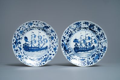 Six plats en porcelaine de Chine en bleu et blanc &agrave; d&eacute;cor de navires du VOC, Kangxi