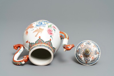 Een Chinese famille rose theepot met feniksvormige tuit, Qianlong