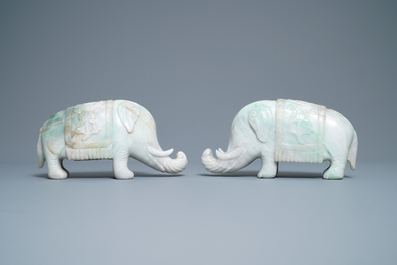 Een paar Chinese modellen van olifanten in jade&iuml;et, 19/20e eeuw
