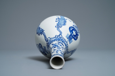 Un vase de forme bouteille en porcelaine de Chine en bleu et blanc, Kangxi