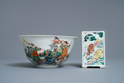 Un pot &agrave; pinceaux, un bol et un vase en porcelaine de Chine famille rose et verte, 19&egrave;me