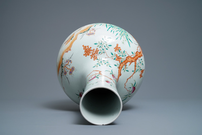 Un vase en porcelaine de Chine famille rose &agrave; d&eacute;cor de p&ecirc;ches, marque de Qianlong, 19&egrave;me