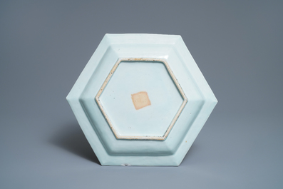Une terrine de forme hexagonale sur son support en porcelaine de Chine famille rose, Qianlong