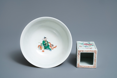 Un pot &agrave; pinceaux, un bol et un vase en porcelaine de Chine famille rose et verte, 19&egrave;me