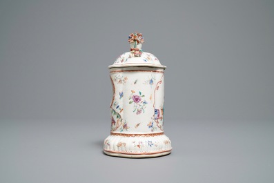 Un porte-montre en porcelaine de Chine famille rose &agrave; d&eacute;cor mandarin, Qianlong