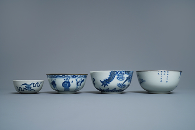 Een gevarieerde collectie Chinees 'Bleu de Hue' porselein voor de Vietnamese markt, 19e eeuw