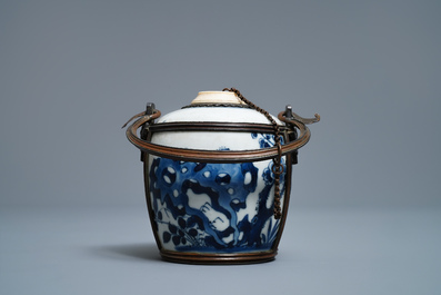 Une pipe &agrave; eau en porcelaine de Chine 'Bleu de Hue' pour le Vietnam, Kangxi