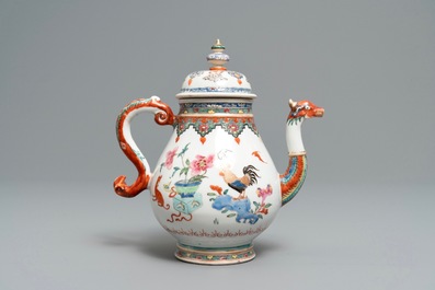 Een Chinese famille rose theepot met feniksvormige tuit, Qianlong