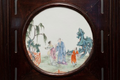 Un paravent en bois orn&eacute; de plaques en porcelaine de Chine famille rose, R&eacute;publique