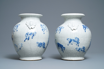 Een paar Chinese blauw-witte Nanking craquel&eacute; vazen met paarden, 19e eeuw