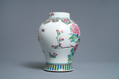 Een Chinese famille rose vaas, een penselenbeker en een famille verte kom, 19e eeuw
