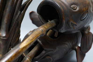 Un groupe en bronze figurant deux carpes ko&iuml;, Meiji, 19&egrave;me