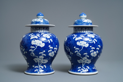 Une paire de vases couverts en porcelaine de Chine en bleu et blanc, 19&egrave;me